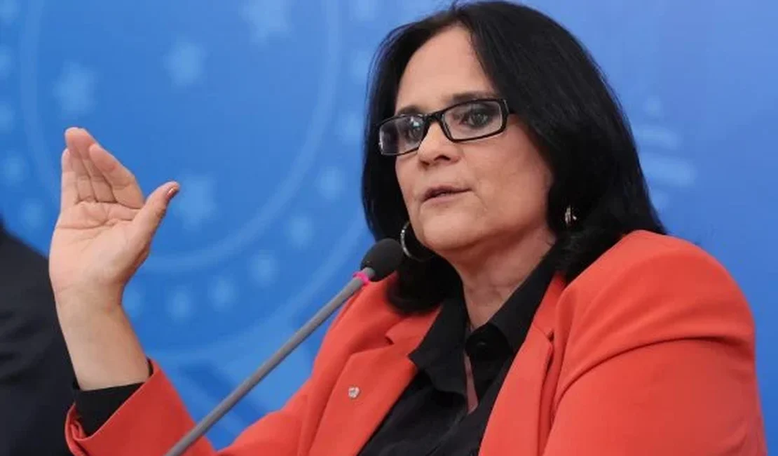 PGR investiga ministra Damares Alves após tentativa de impedir aborto