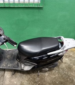 Polícia recupera motocicleta roubada e prende suspeitos em Maceió