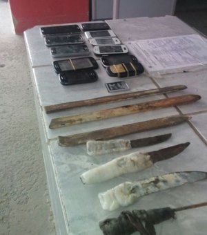 Agentes penitenciários realizam varredura e apreendem celulares e facas em presídio 
