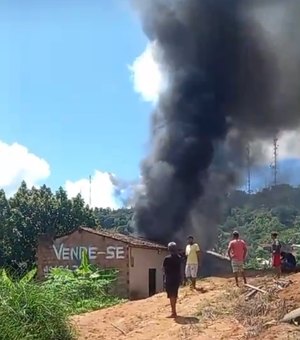 Casa fica totalmente destruída após incêndio, em Matriz do Camaragibe