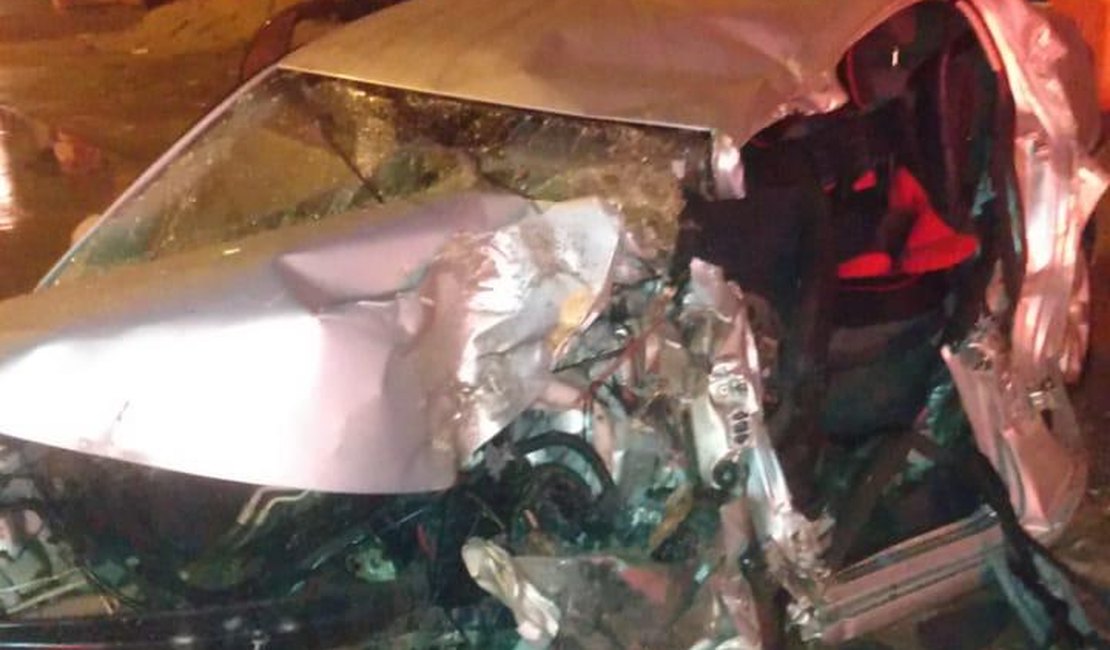 [Vídeo] Motorista morre após carro colidir com retroescavadeira na parte alta de Maceió