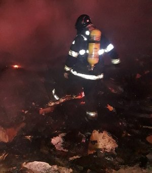 Casa pega fogo e deixa morador ferido no Benedito Bentes, em Maceió