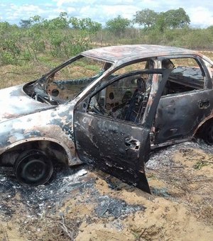 Moradores encontram carcaça de carro incendiada em Craíbas