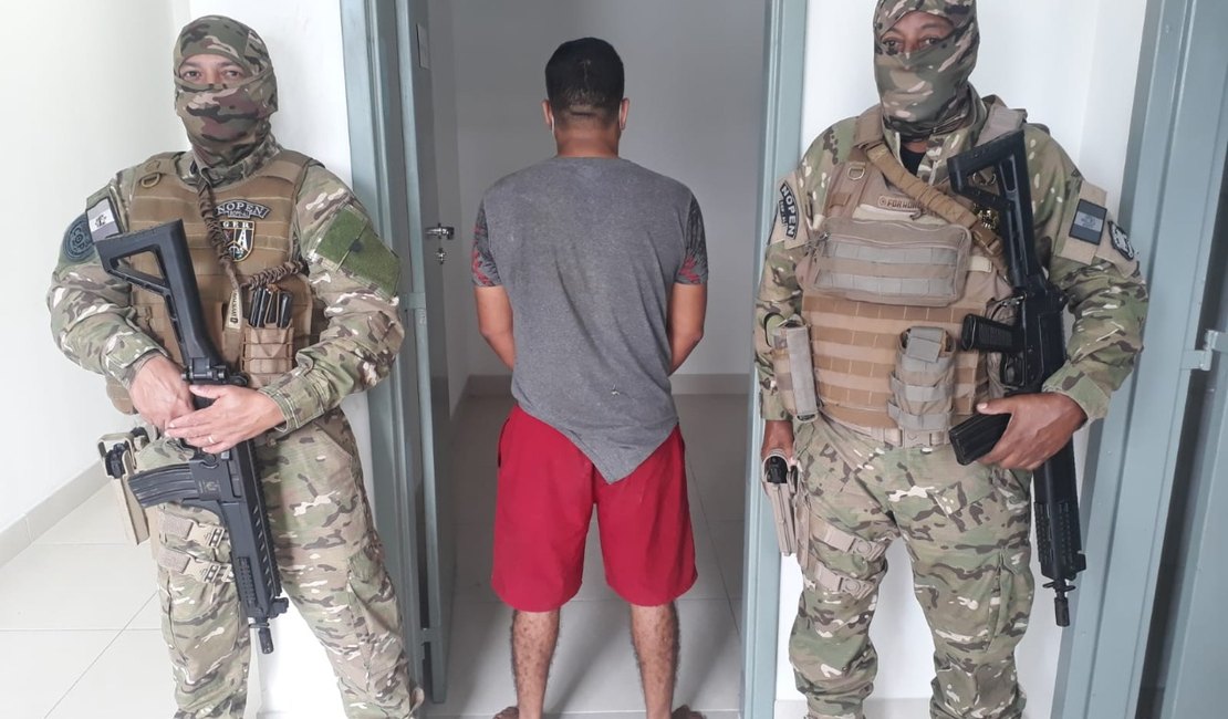 Operação na parte alta da capital prende suspeito e apreende armas e drogas