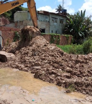Prefeitura de Maceió inicia hoje (18) limpeza do Riacho da Silva