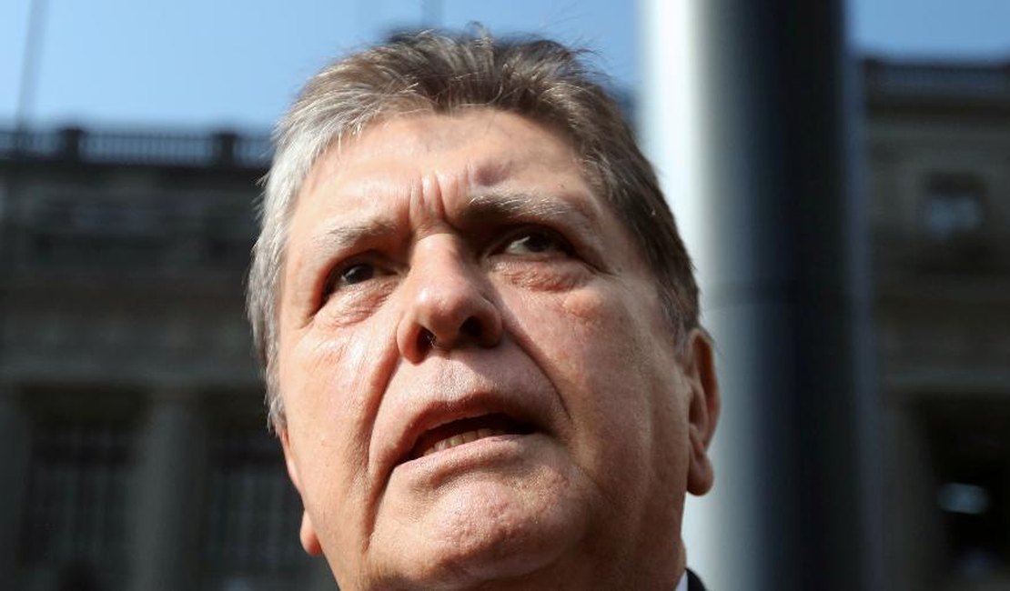 Ex-presidente do Peru morre após atirar na própria cabeça