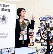 Manuela D’Ávila vota em Porto Alegre e se diz confiante