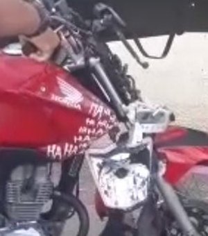 Motocicleta é atingida por caminhão baú e ocupantes saem ilesos, em Arapiraca