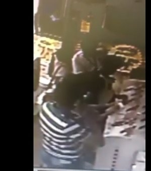 Trio rouba celular de loja e câmeras de videomonitoramento flagram ação