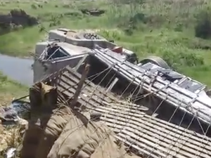 [Vídeo] Caminhão carregado de abacaxi cai em ribanceira com oito trabalhadores na carroceria