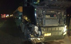 Colisão entre veículo de passeio e carreta deixa um ferido em Pau D´arco