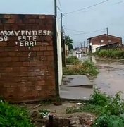 [Vídeo] Falta de pavimentação causa alagamento sempre que chove um pouco mais em rua do bairro Nova Esperança