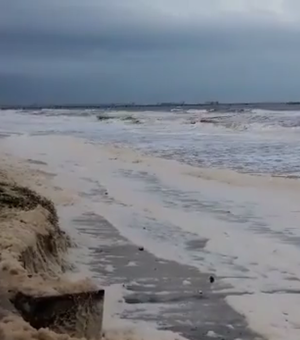Vídeo:IMA pede que população evite banho de mar por causa de espuma na praia