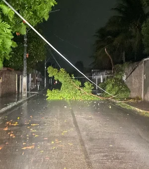 Tempestade durante a madrugada causa estragos e interrupção de energia nos quatro cantos de Maceió