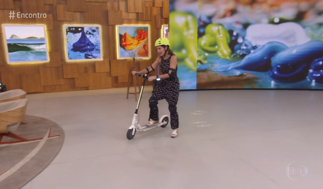 Fátima Bernardes chega de patinete para apresentar o 'Encontro'