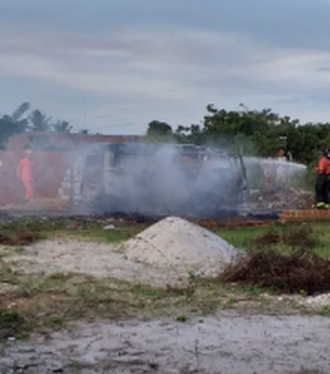 Kombi do SAAE de Penedo pega fogo, no bairro Vila Matias