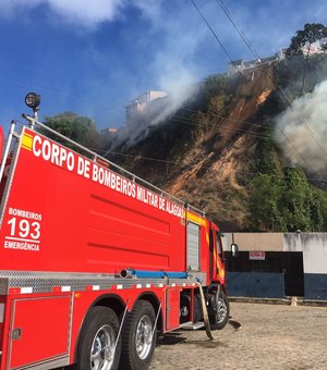 Incêndio atinge vegetação próxima a posto de gasolina em Maceió 