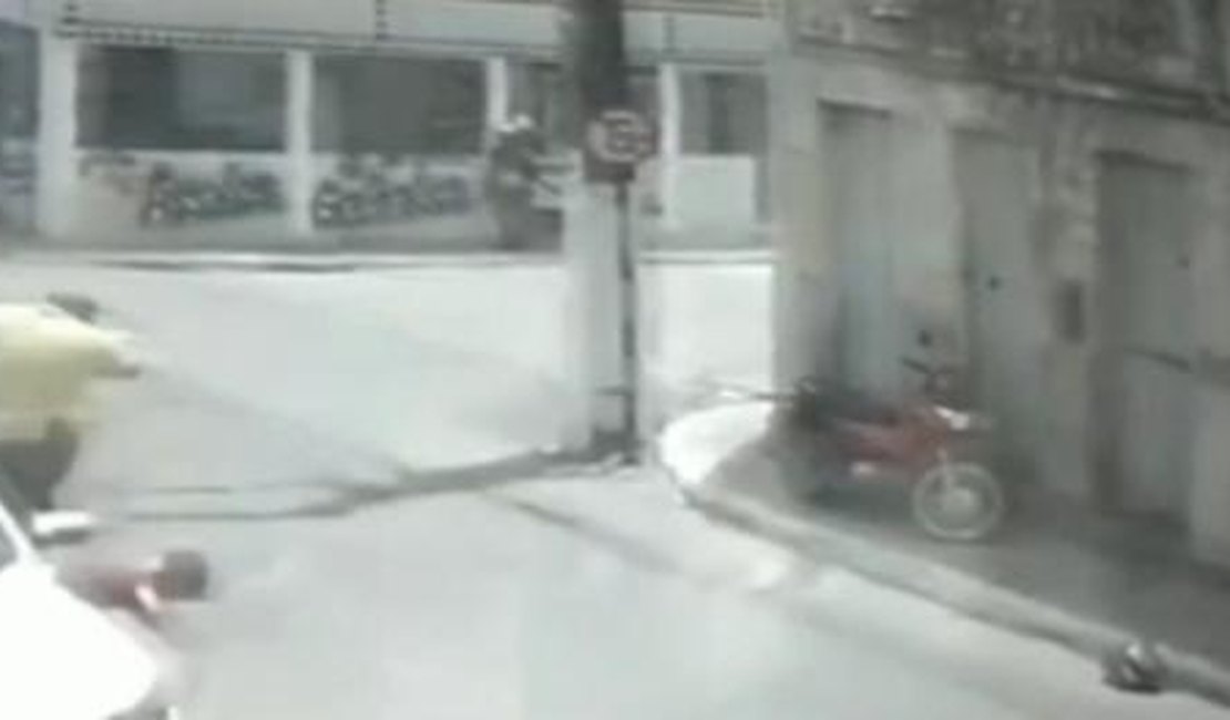 Vídeo mostra criança sendo arrastada após ser atropelada por motocicleta em Boca da Mata