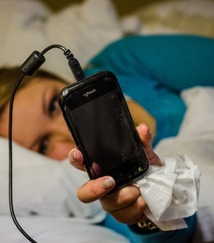 Duas mulheres tiveram cegueira temporária depois de usarem seus celulares na cama
