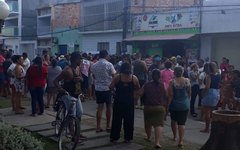 Uma multidão foi ver o jovem assassinado no Centro de Matriz de Camaragibe