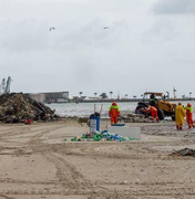 Cerca de 400 toneladas de lixo são retiradas de praias em Maceió após a chuva