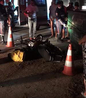 [Vídeo] Motociclista morre ao colidir contra container de lixo na via pública em Arapiraca 