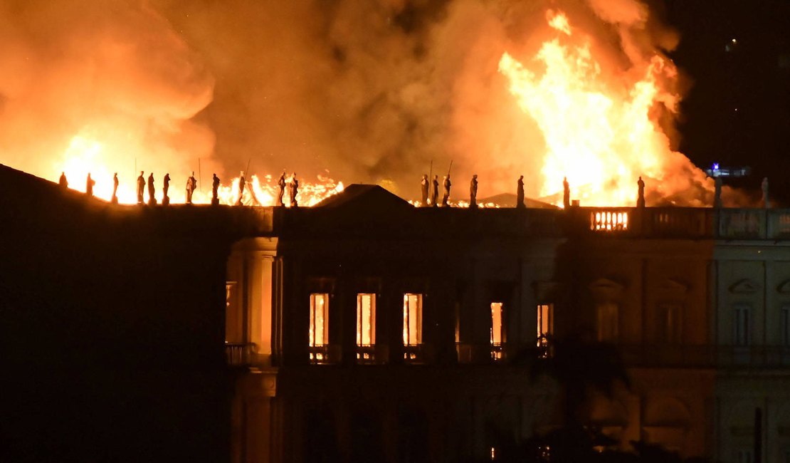 Após mais de 6h, bombeiros controlam incêndio no Museu Nacional no Rio
