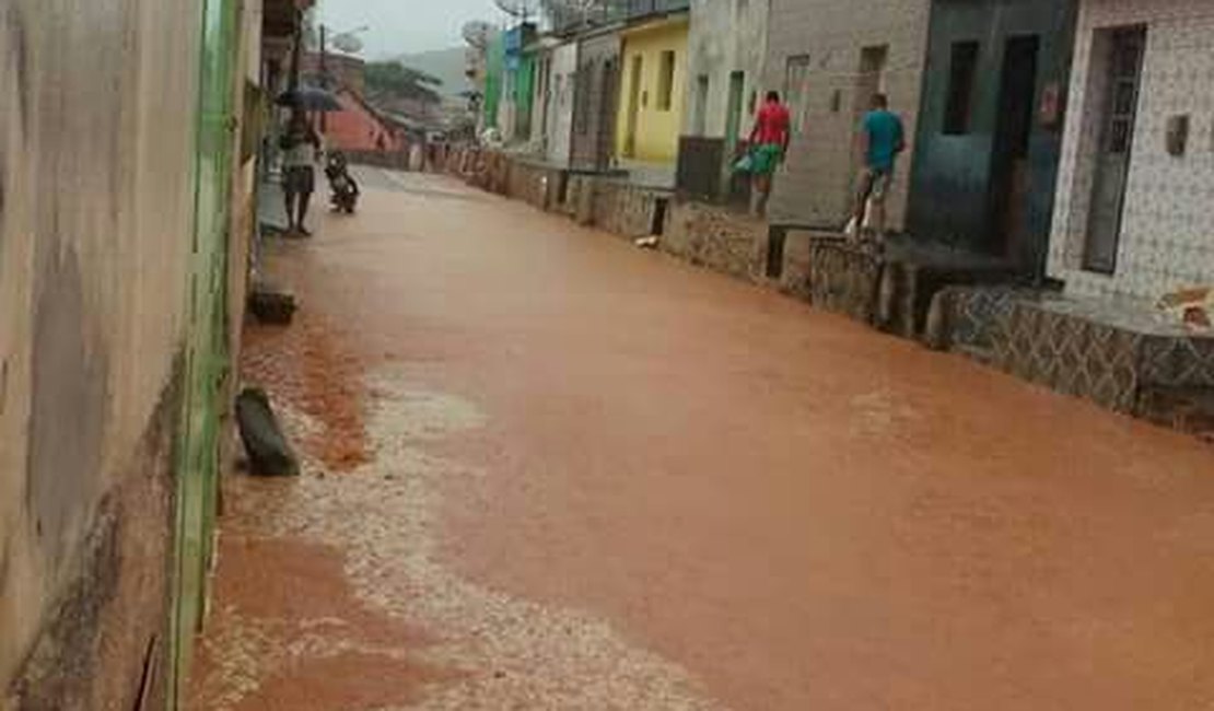 Águas invadem ruas e casas de Jacuípe