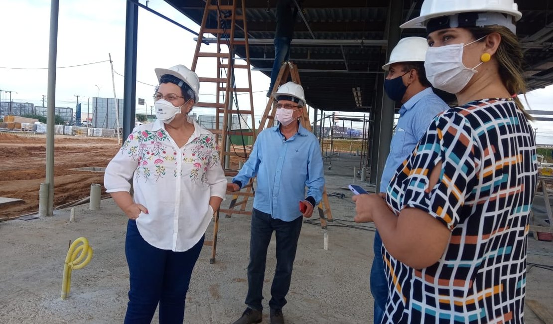 [Vídeo] Deputada Tereza Nelma visita obras do Hospital de Amor de Arapiraca, previsto para inaugurar em outubro