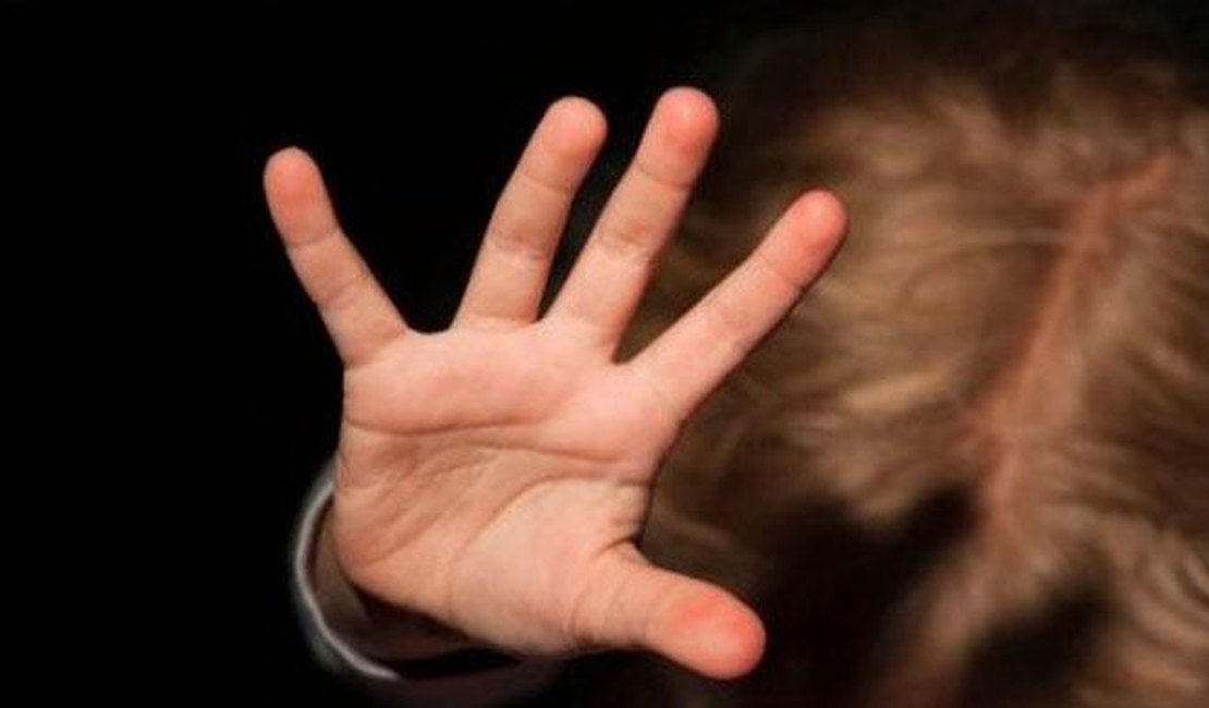 Presa mulher que participava de estupros de crianças praticados por pedófilo de 65 anos