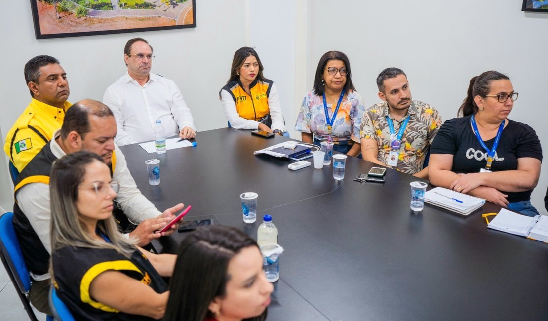 Luciano Barbosa coordena reunião para tratar de plano municipal da infância