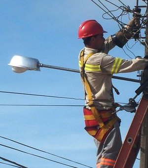 Equatorial faz manutenção na rede elétrica em quatro bairros de Maceió