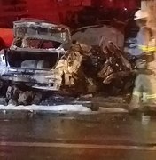 Motorista morre carbonizado após carro colidir com poste em Maceió