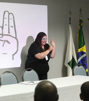 Comissão aprova oferta obrigatória de Libras em escolas públicas brasileiras