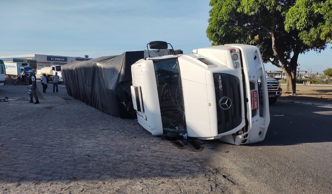 Eixo de carreta quebra e veículo tomba na AL 110, em Arapiraca