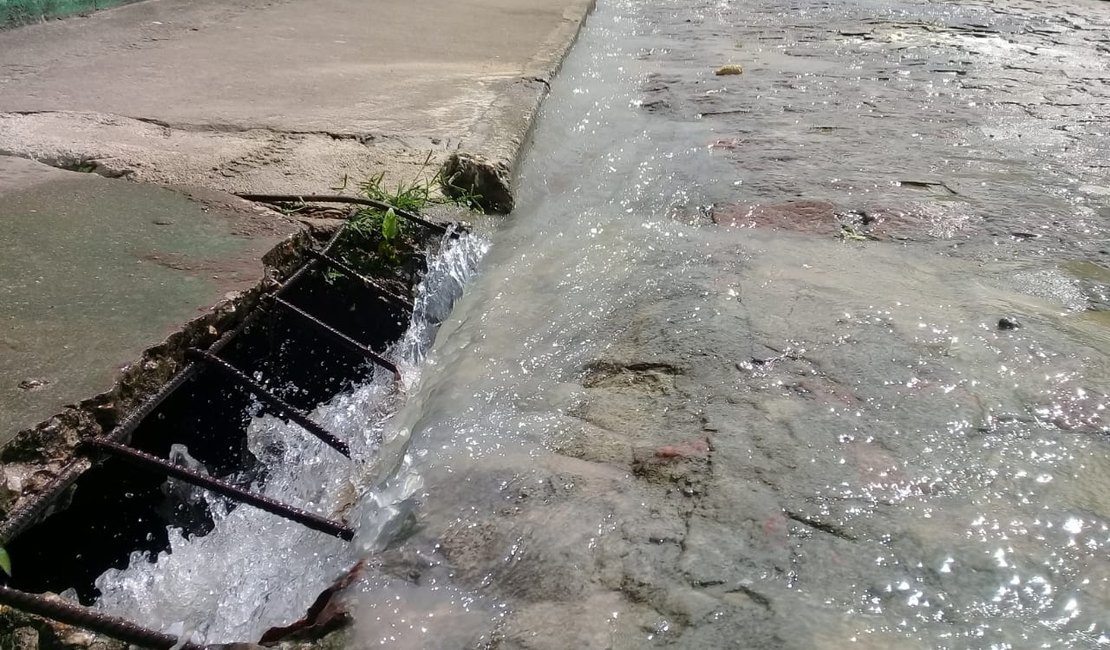 [Vídeo] Vazamento de grandes proporções causa transtornos no bairro Canafístula, em Arapiraca