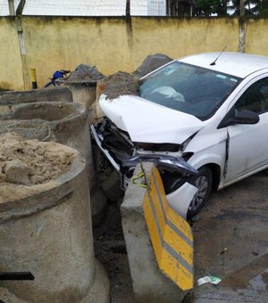 Carro colide contra barreira de interdição no bairro Mutange, em Maceió
