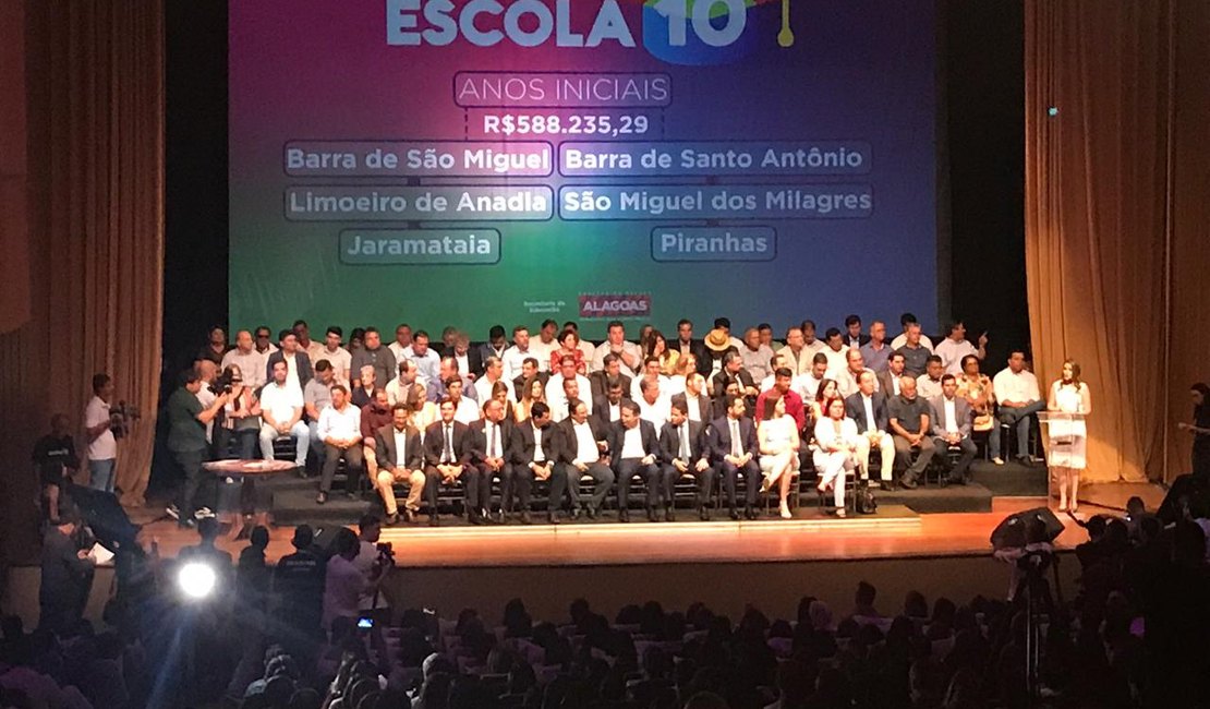 Escola 10 entrega premiação de R$ 20 milhões a cidades alagoanas