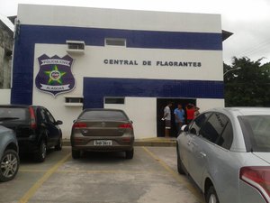 Após denúncia, polícia encontra arma artesanal enterrada em quintal de residência