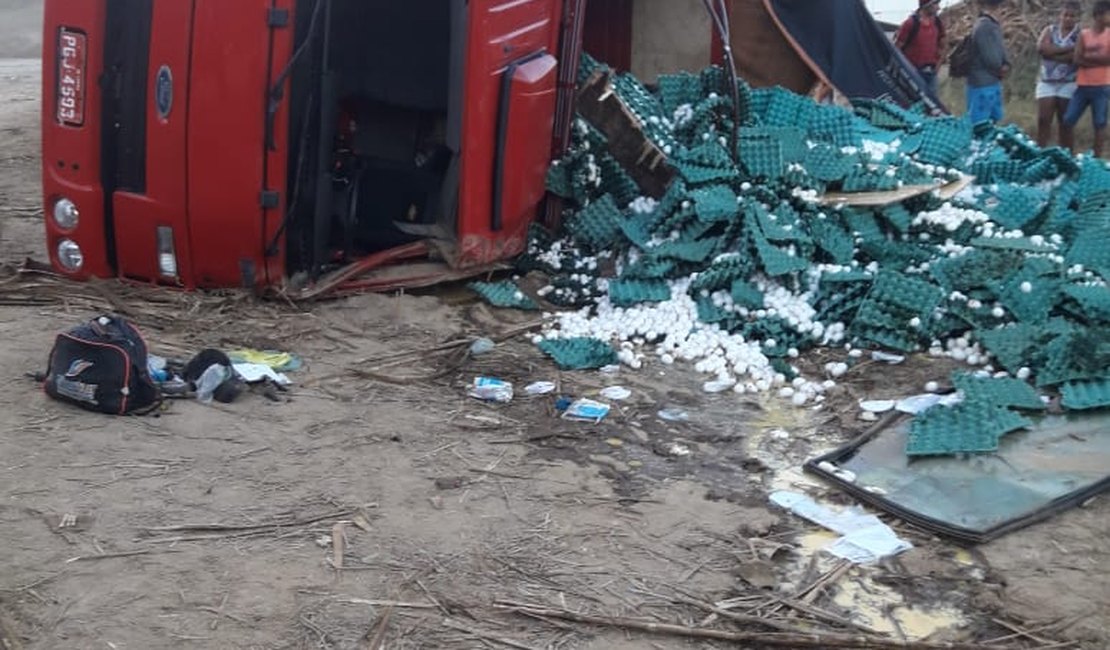 Caminhão carregado com ovos tomba e perde mercadoria em São José da Laje