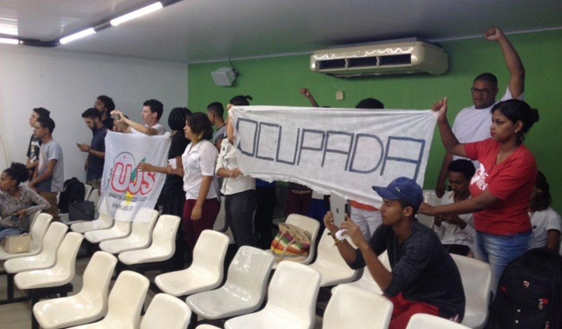 Estudantes ocupam sede da Câmara Municipal de Arapiraca