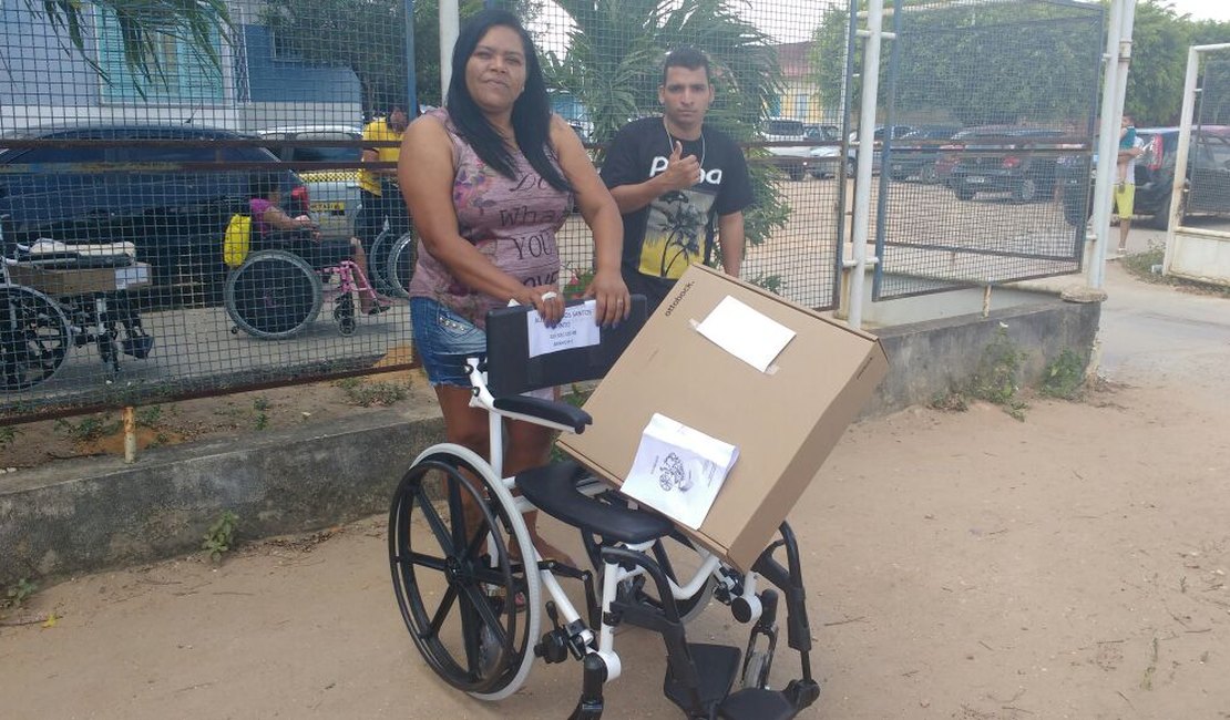 [Vídeo] Pacientes com mobilidade limitada recebem cadeiras de rodas e de banho 