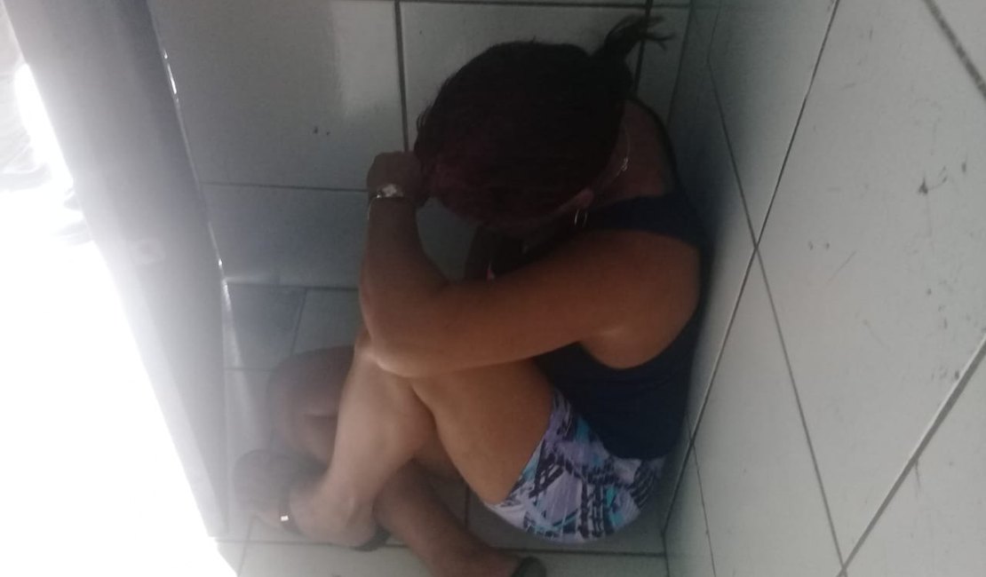 Mulher é presa suspeita de tráfico de drogas no bairro do Jacintinho 