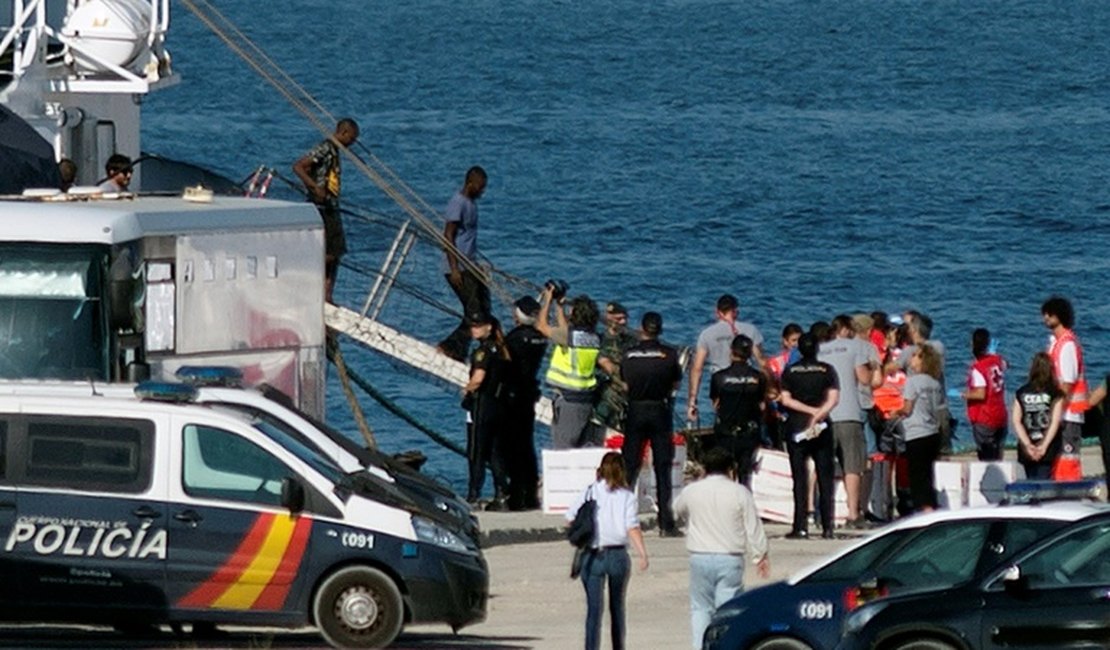 Novo barco humanitário chega com imigrantes na Espanha