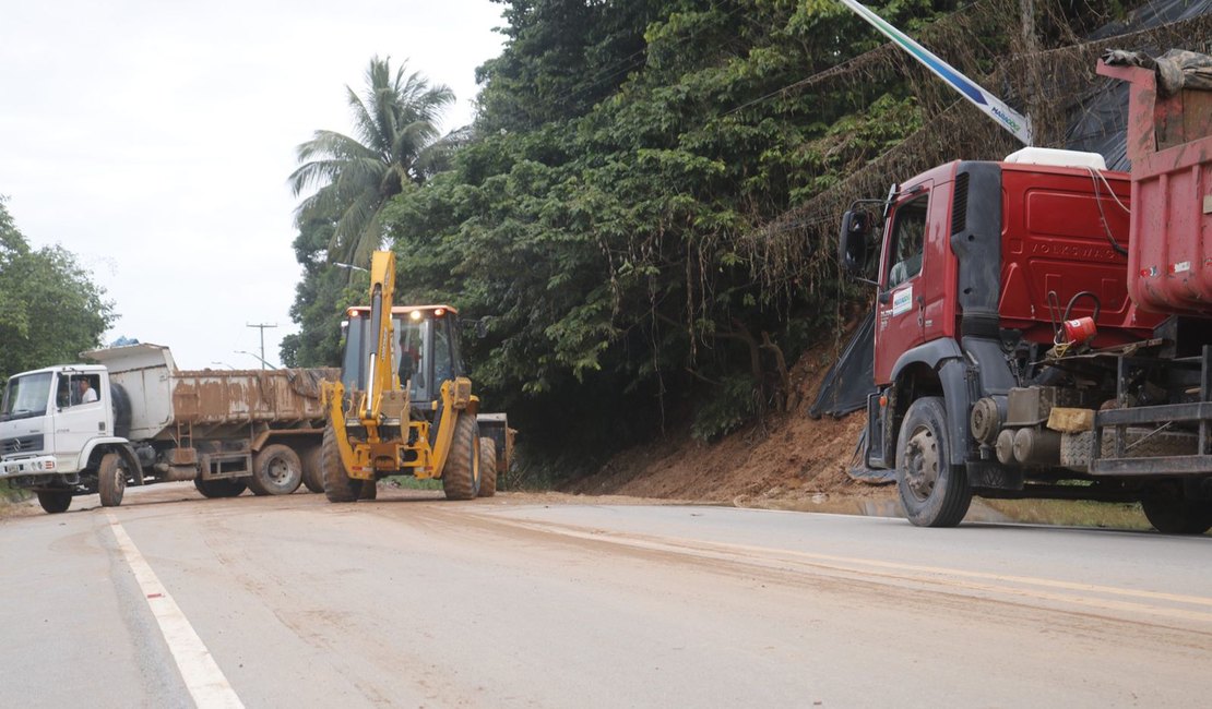 Barreira desaba e bloqueia a rodovia em Maragogi