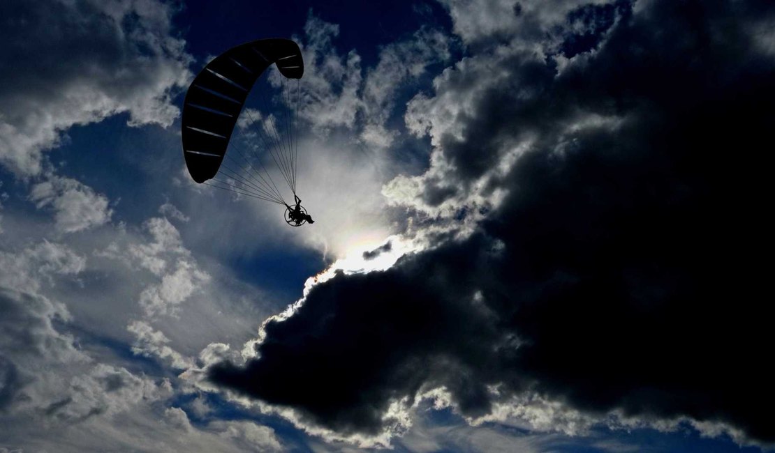 Paraquedista de 70 anos morre durante salto