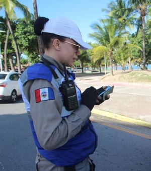 Alagoas registra 14 multas diárias por uso de celular ao volante