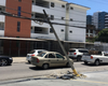 Poste ameaça cair em rua da Ponta Verde em Maceió