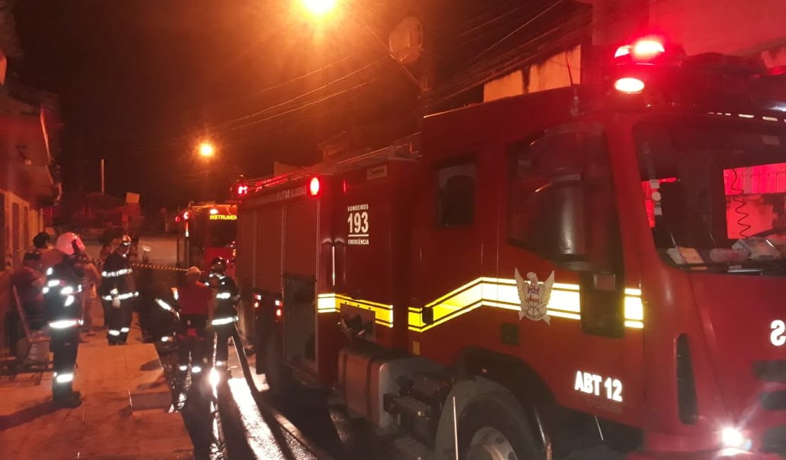 Incêndio atinge cozinha e quarto de residência em Maceió