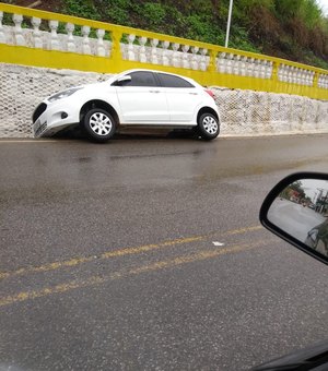 Veículo cai em córrego na entrada de Porto Calvo